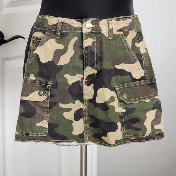 90s Vintage Camo Mini Skirt - Picture 2 of 5